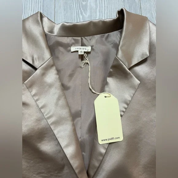 Silky Dinner Blazer 🤍 - Picture 5 of 5